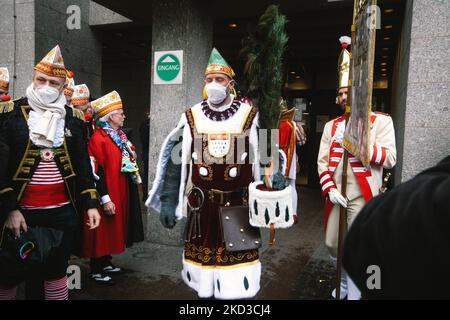 köln Carnival Dreigestyrn nehmen`s 24. Februar 2022 an der Eröffnung des Frauenkarnival-Tages in Köln Teil. (Foto von Ying Tang/NurPhoto) Stockfoto